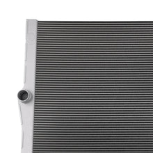 Laden Sie das Bild in den Galerie-Viewer, Aluminium Radiator kompatibel für BMW X5 3.0L 4.8L 07-10 17117585036 17117533471